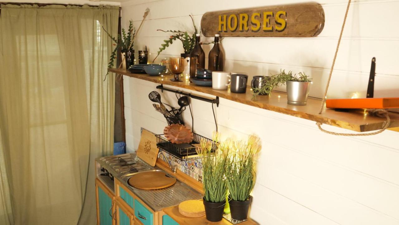Quirky Vintage Horsebox Conversion With Stunning Views Of Ardingly Reservoir Balcombe Exterior foto