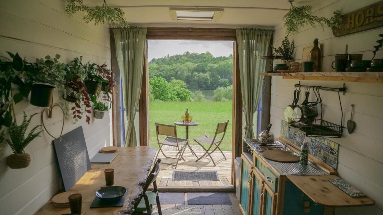 Quirky Vintage Horsebox Conversion With Stunning Views Of Ardingly Reservoir Balcombe Exterior foto